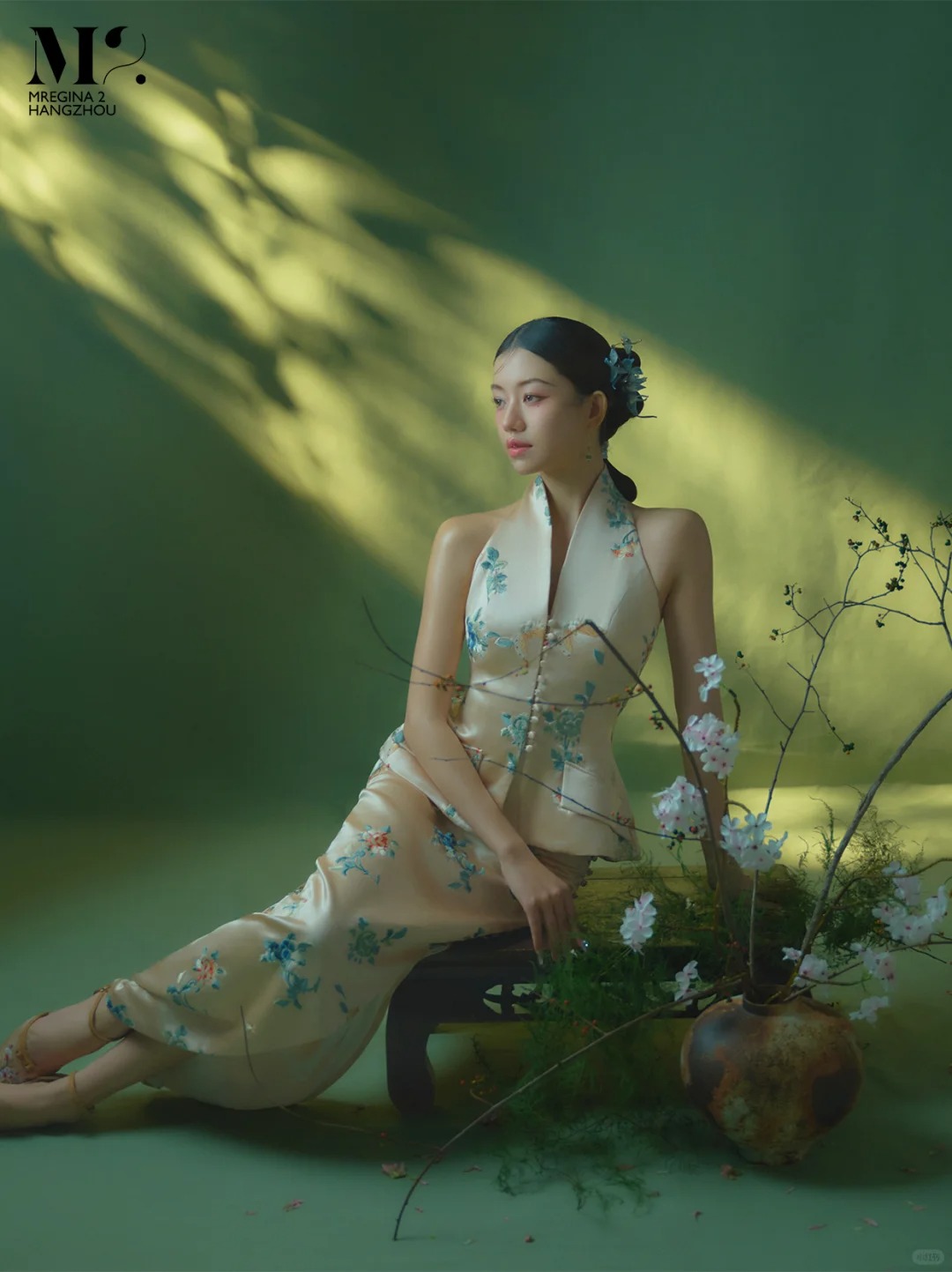 一袭旗袍染芳华·温婉清冷新中式婚纱照🎋_4_M2高定婚纱摄影_来自小红书网页版.jpg.jpg