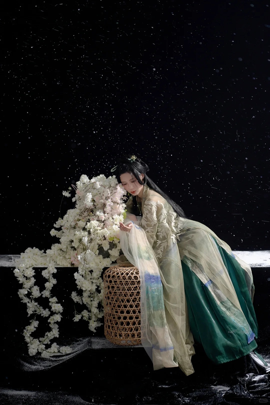 冬日浪漫与花团锦簇的古风写真，氛围感绝了_6_阑梦古装摄影写真馆_来自小红书网页版.jpg