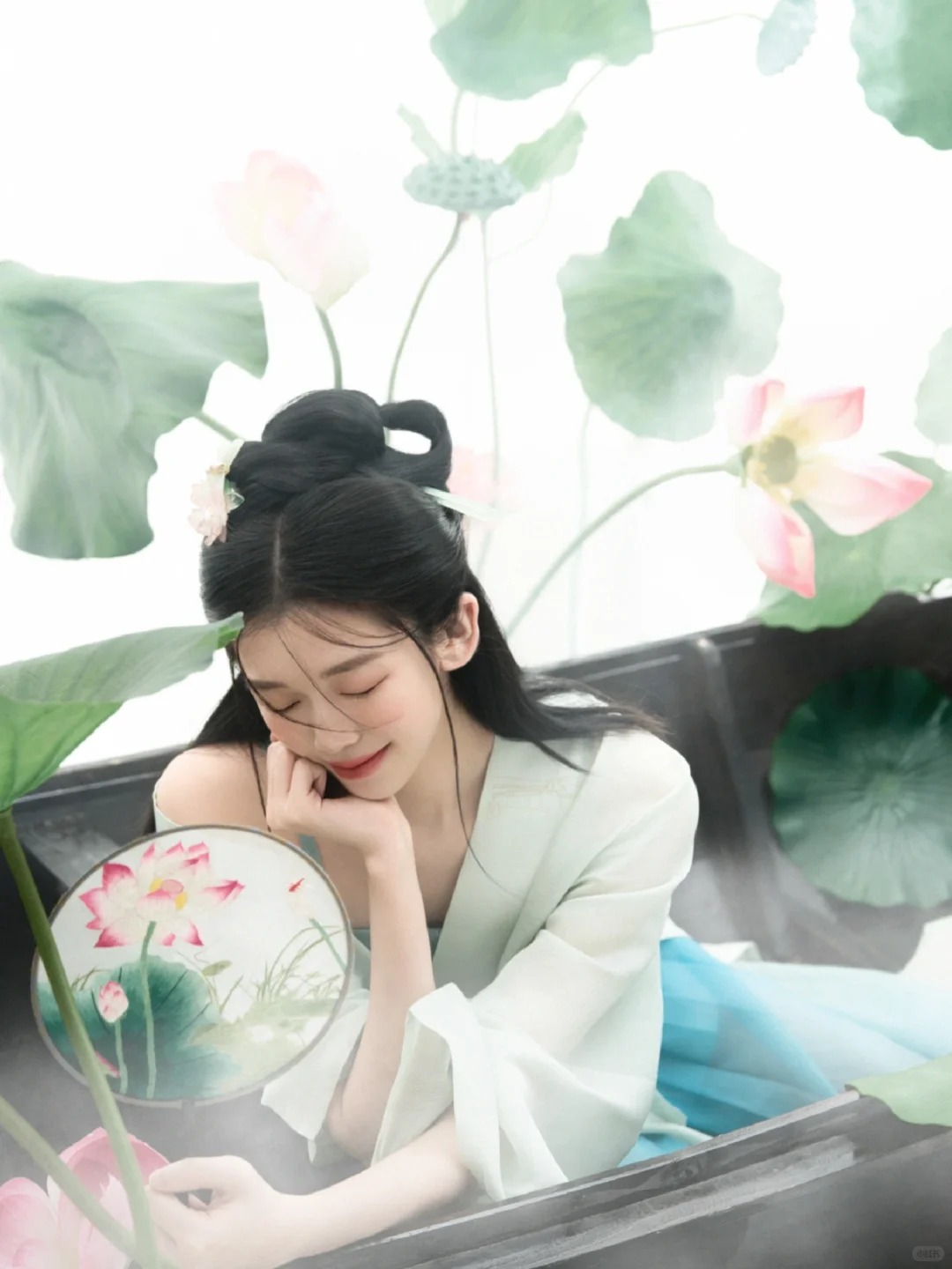 惊鸿一瞥的古风写真，宛如湖边的荷花仙子_2_阑梦古装摄影写真馆_来自小红书网页版.jpg