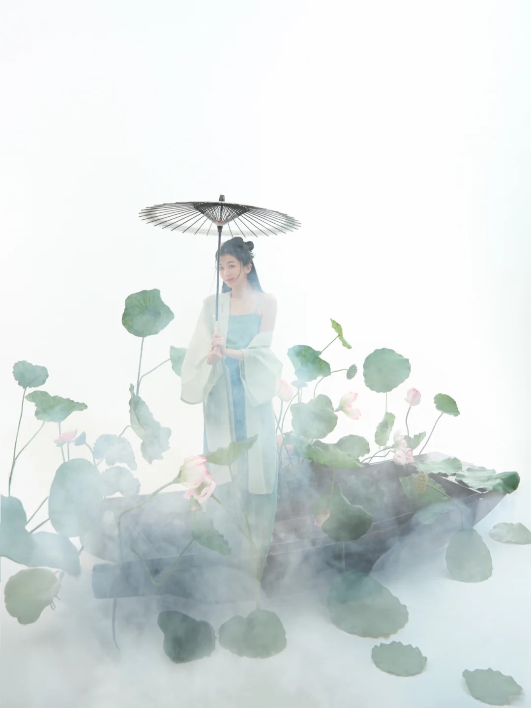 惊鸿一瞥的古风写真，宛如湖边的荷花仙子_5_阑梦古装摄影写真馆_来自小红书网页版.jpg