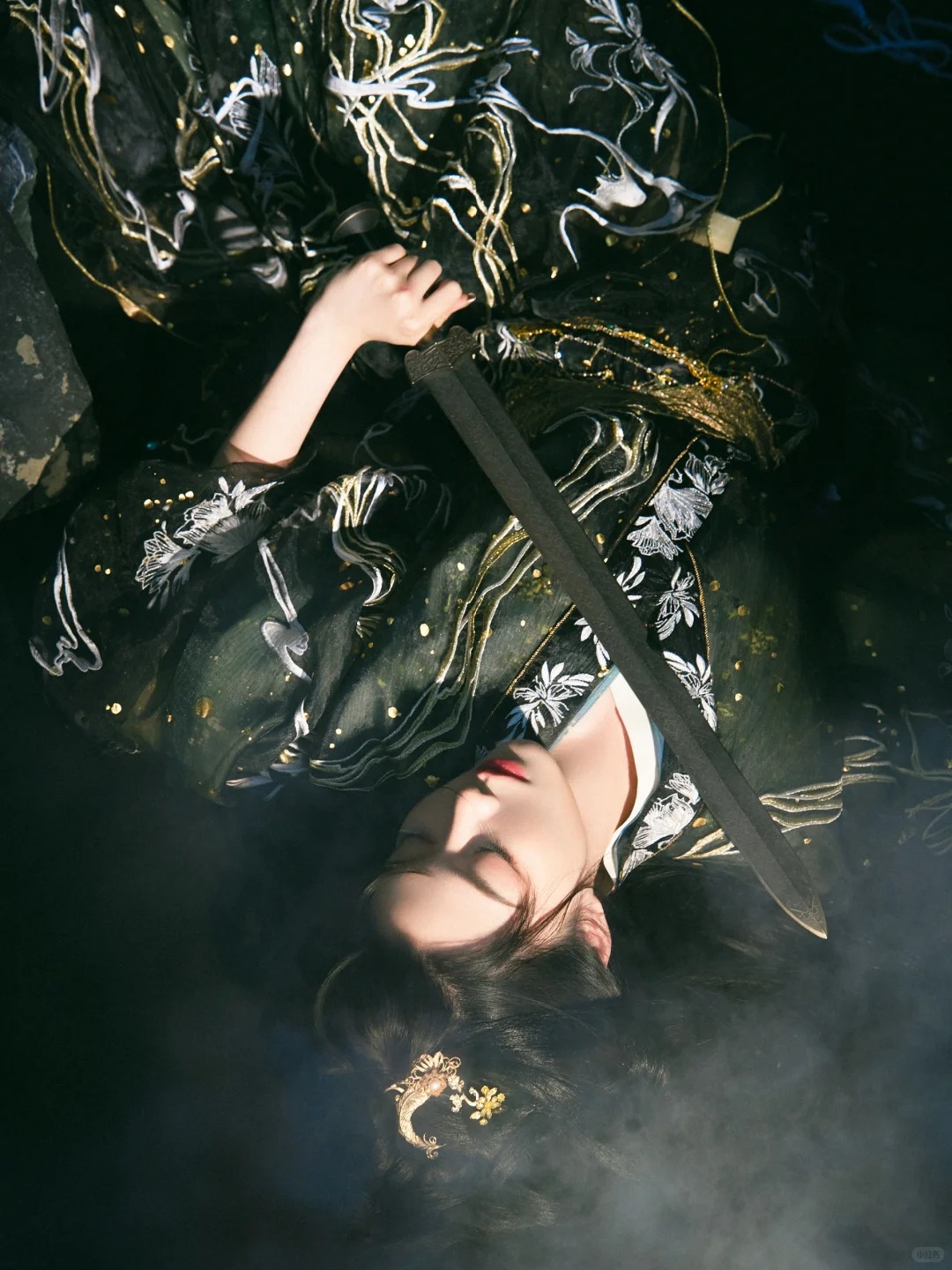 乌鸦汉服写真太惊艳了，摄人心魄的古风写真_3_阑梦古装摄影写真馆_来自小红书网页版.jpg