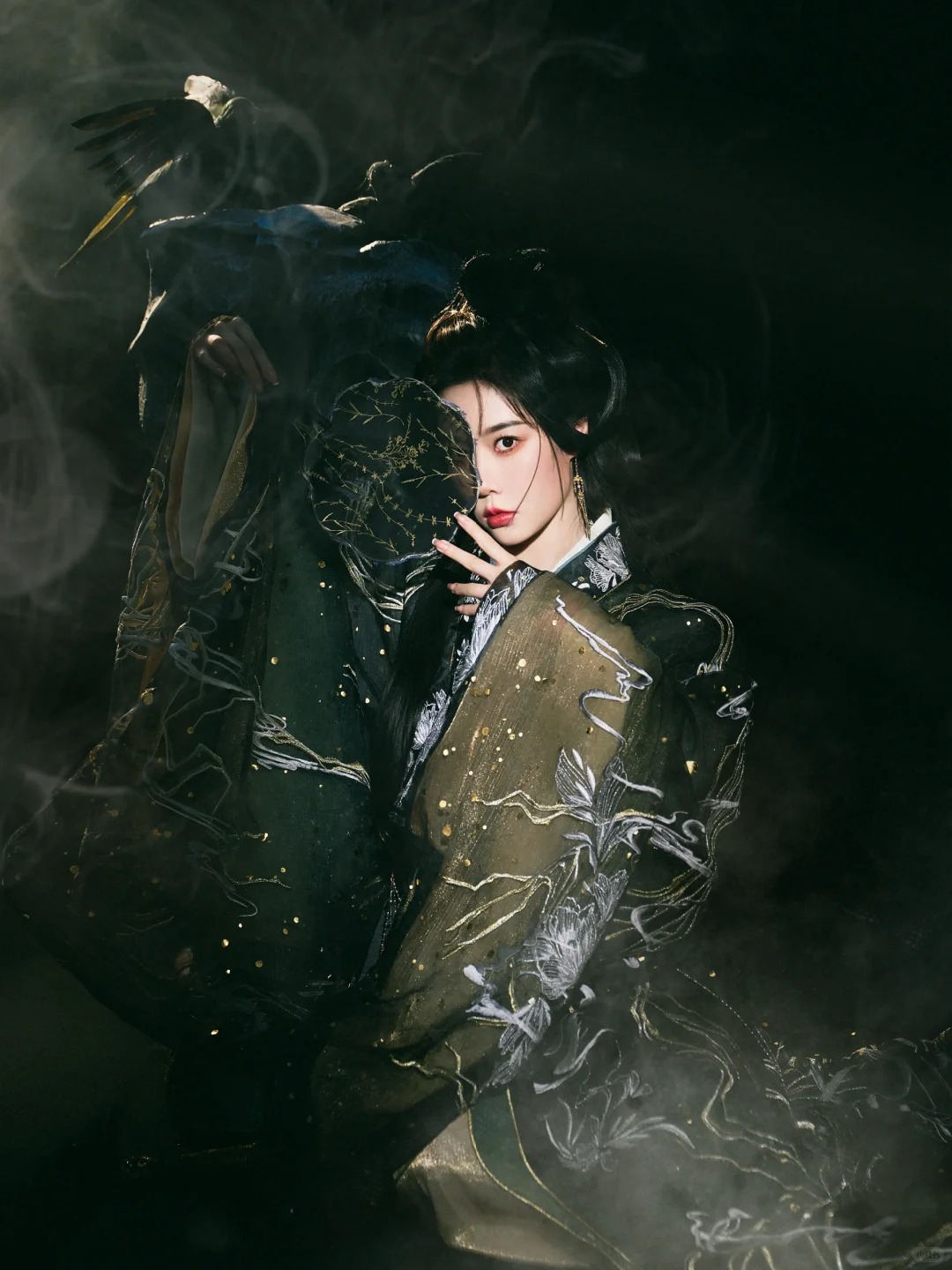 乌鸦汉服写真太惊艳了，摄人心魄的古风写真_9_阑梦古装摄影写真馆_来自小红书网页版.jpg