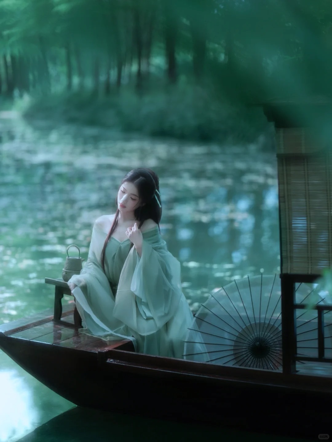苏州清冷感汉服写真🍃在摇橹船拍出氛围感_9_苏州揽月丨写真馆_来自小红书网页版.jpg